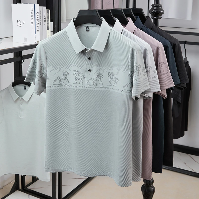 Polo Shirt Equestrian - メンズハーフチェスト乗馬柄ポロTシャツ、襟付きストライプ生地、スリムで通気性のあるトラベル、多シーン対応カジュアルシャツ